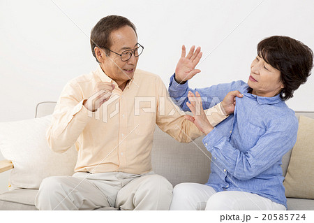 夫の暴力に怯える妻 20585724