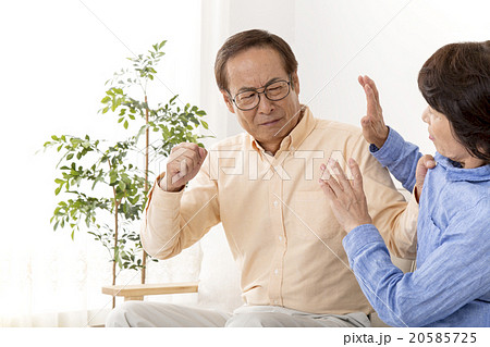 夫の暴力に怯える妻 20585725