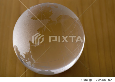 地球儀と木材素材 地球儀と木材素材 20586102