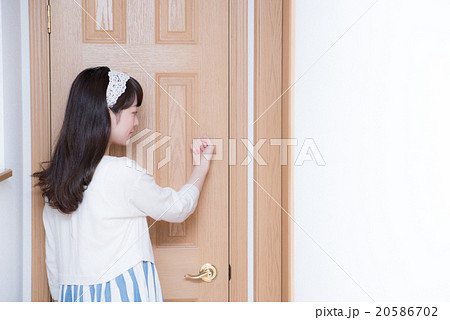 部屋 ドア 女性 部屋 ドア 女性 20586702