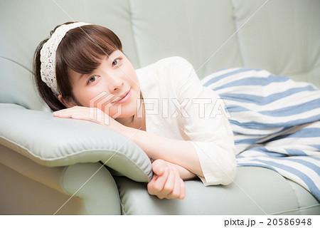 ソファー　くつろぐ　女性 20586948
