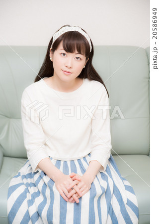ソファー　くつろぐ　女性 20586949