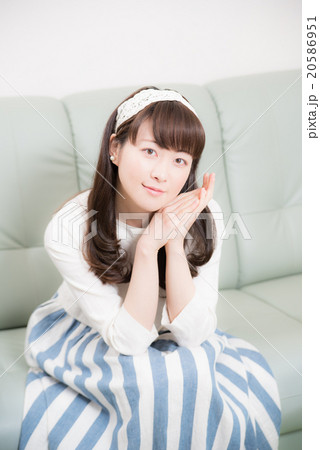ソファー くつろぐ 女性 ソファー くつろぐ 女性 20586951