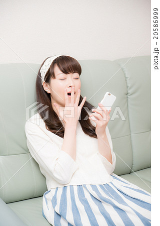 ソファー スマートフォン 女性 ソファー スマートフォン 女性 20586999