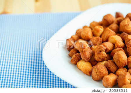 Cookies on a white plate and checkered tablecloths Cookies on a white plate and checkered tablecloths 20588511