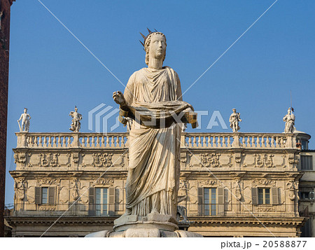 Madonna Verona in Piazza delle Erbe 20588877