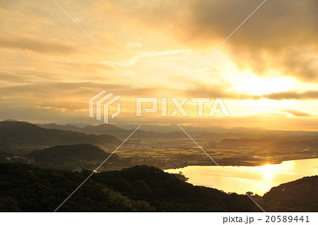 明るい朝 眩しい朝日の写真素材 [20589441] - PIXTA