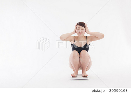 体重計と若い女性の写真素材