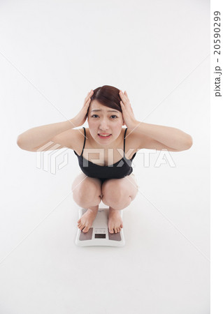 体重計と若い女性 20590299