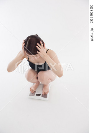 体重計と若い女性 体重計と若い女性 20590300