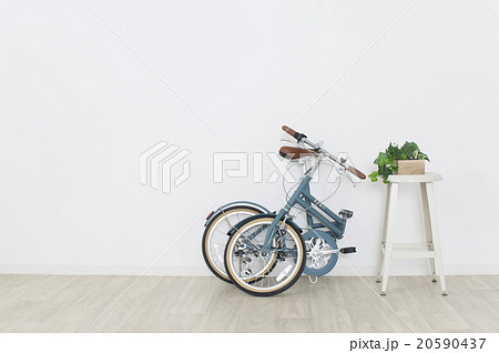 折り畳み自転車と観葉植物　自転車のある暮らし 20590437