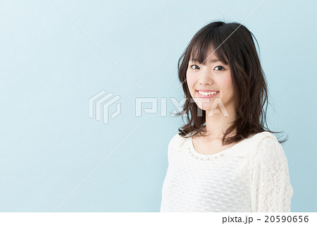 女性ポートレート　ブルーバック 20590656
