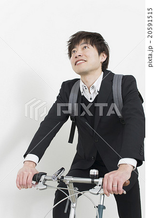 自転車で出勤するビジネスマン 自転車で出勤するビジネスマン 20591515