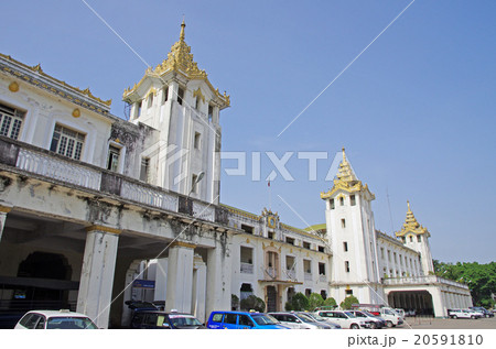 歴史を感じるヤンゴン中央駅 20591810