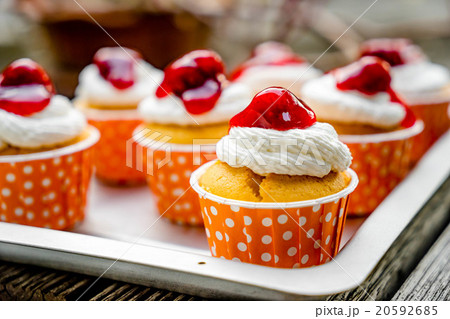 cupcakes with buttercream frosting 20592685