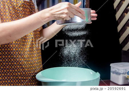 sifting flour 20592691