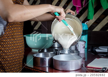 making cake 20592692