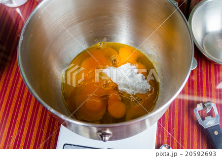 making cake 20592693