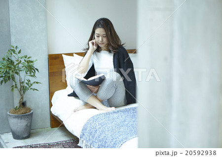 ベッドでくつろぐ女性 ベッドでくつろぐ女性 20592938