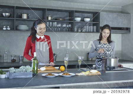 料理をする女性 料理をする女性 20592978