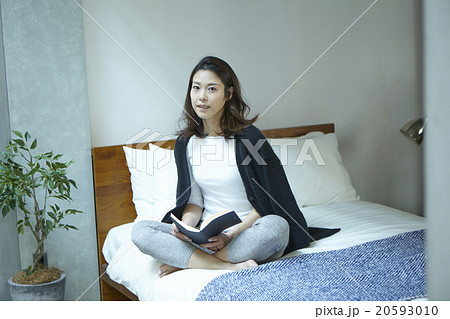 ベッドでくつろぐ女性 20593010