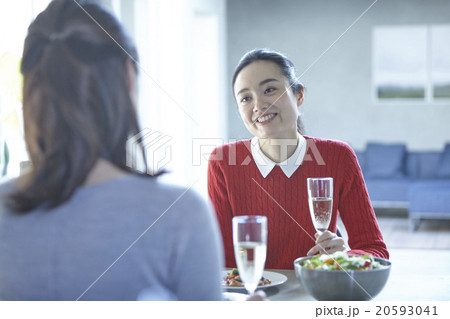 食事を楽しむ女性 20593041