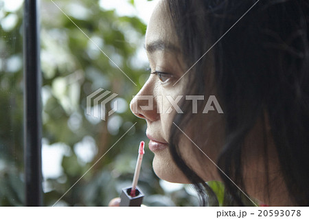 グロスを塗る女性 20593078
