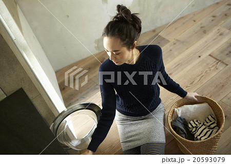 家事をする女性 20593079