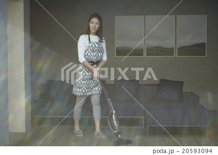 掃除をする女性 掃除をする女性 20593094