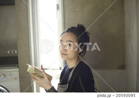 本を読む女性 本を読む女性 20593095