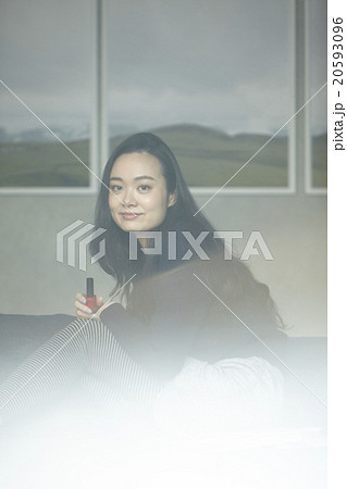 ソファでくつろぐ女性 ソファでくつろぐ女性 20593096