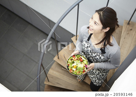 料理を運ぶ女性 料理を運ぶ女性 20593146