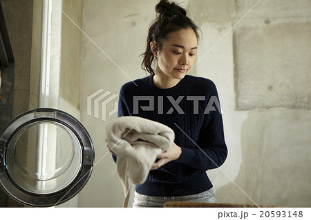 家事をする女性 家事をする女性 20593148