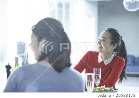 食事を楽しむ女性 20593178