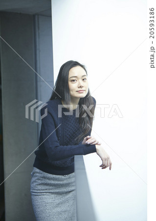 窓辺に立つ女性 窓辺に立つ女性 20593186
