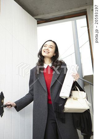 外出する女性 外出する女性 20593197