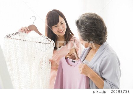 洋服を選ぶシニア女性と若い女性 20593753