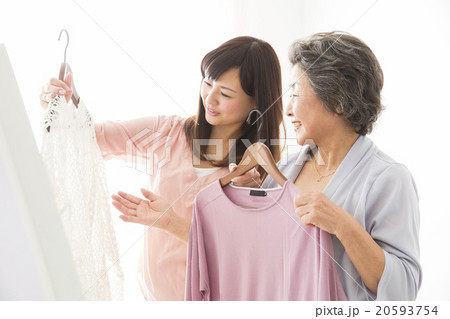 洋服を選ぶシニア女性と若い女性 洋服を選ぶシニア女性と若い女性 20593754