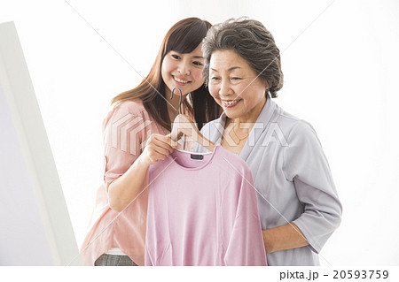 洋服を選ぶシニア女性と若い女性 洋服を選ぶシニア女性と若い女性 20593759
