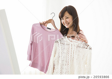 洋服を選ぶ若い女性の写真素材 20593866 Pixta