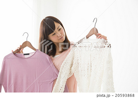 洋服を選ぶ若い女性 20593868