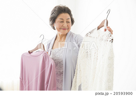 洋服を選ぶシニア女性 洋服を選ぶシニア女性 20593900