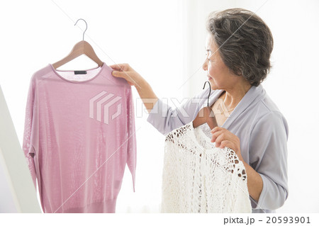 洋服を選ぶシニア女性 洋服を選ぶシニア女性 20593901