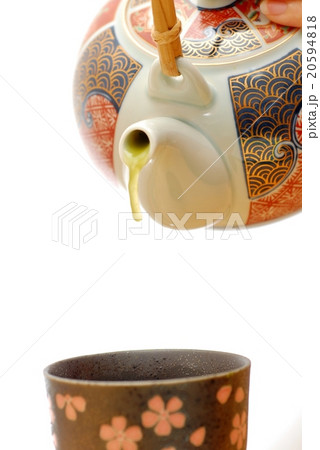急須から出始める緑茶. 急須から出始める緑茶. 20594818