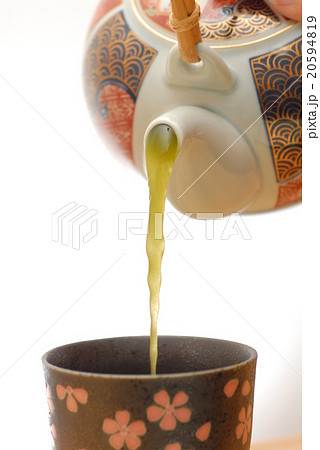 急須から勢いよく出る緑茶. 急須から勢いよく出る緑茶. 20594819
