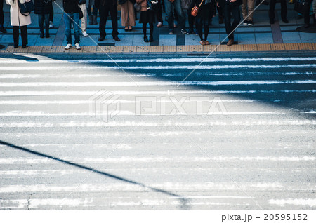 信号を待っている人々,正面 20595152