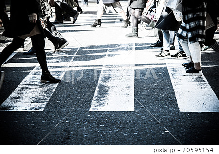 横断歩道を渡る人々の足,雑踏,横から撮影 20595154