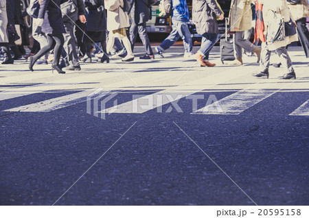 横断歩道を渡る人々の足 雑踏 横から撮影の写真素材