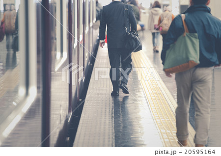 駅のプラットホームを歩く人々,光景 駅のプラットホームを歩く人々,光景 20595164