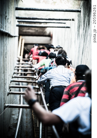 階段を登る人々 20596261